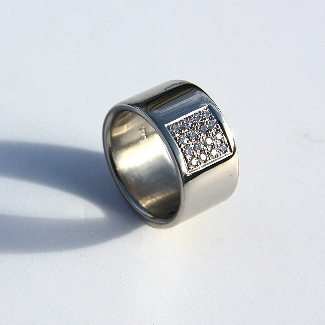 The single engagement/wedding ring