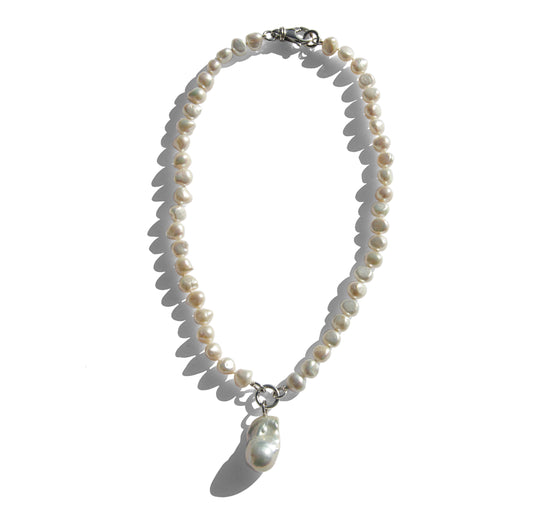 White baroque pearl necklace